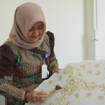 Mba Iin Coba Membatik di Museum Batik Pekalongan
