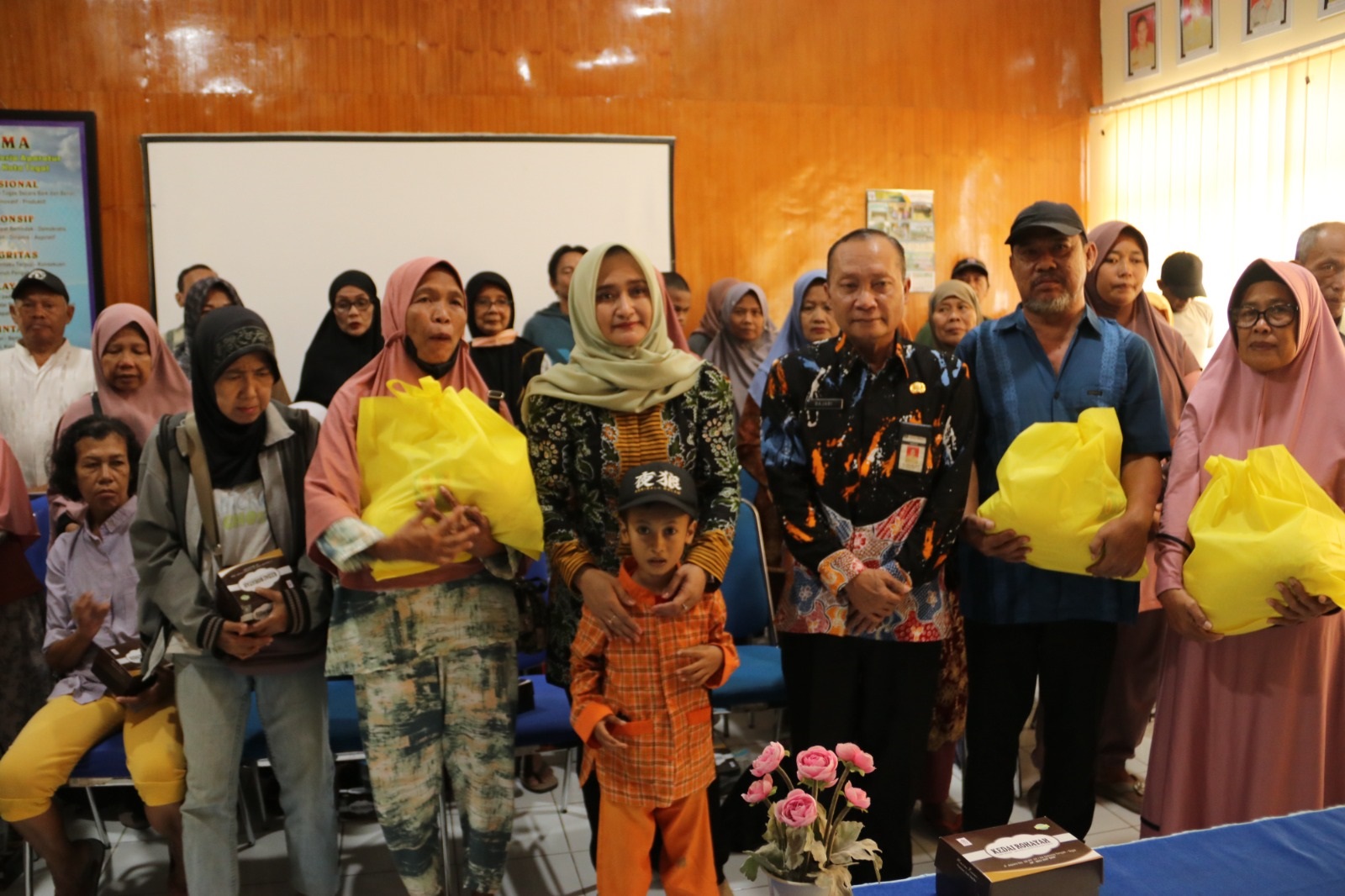 Wakil Wali Kota Serahkan Bantuan Sembako kepada Disabilitas Ganda