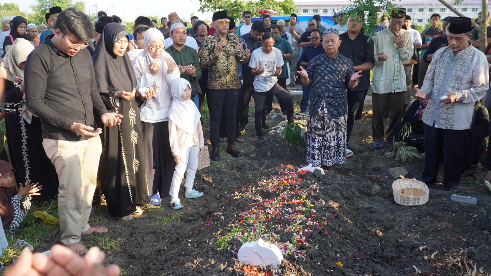 Hadiri Pemakaman DR. Yusqon, Walkot Tegal: Dunia Pendidikan Kota Tegal Kehilangan Seorang Tokoh