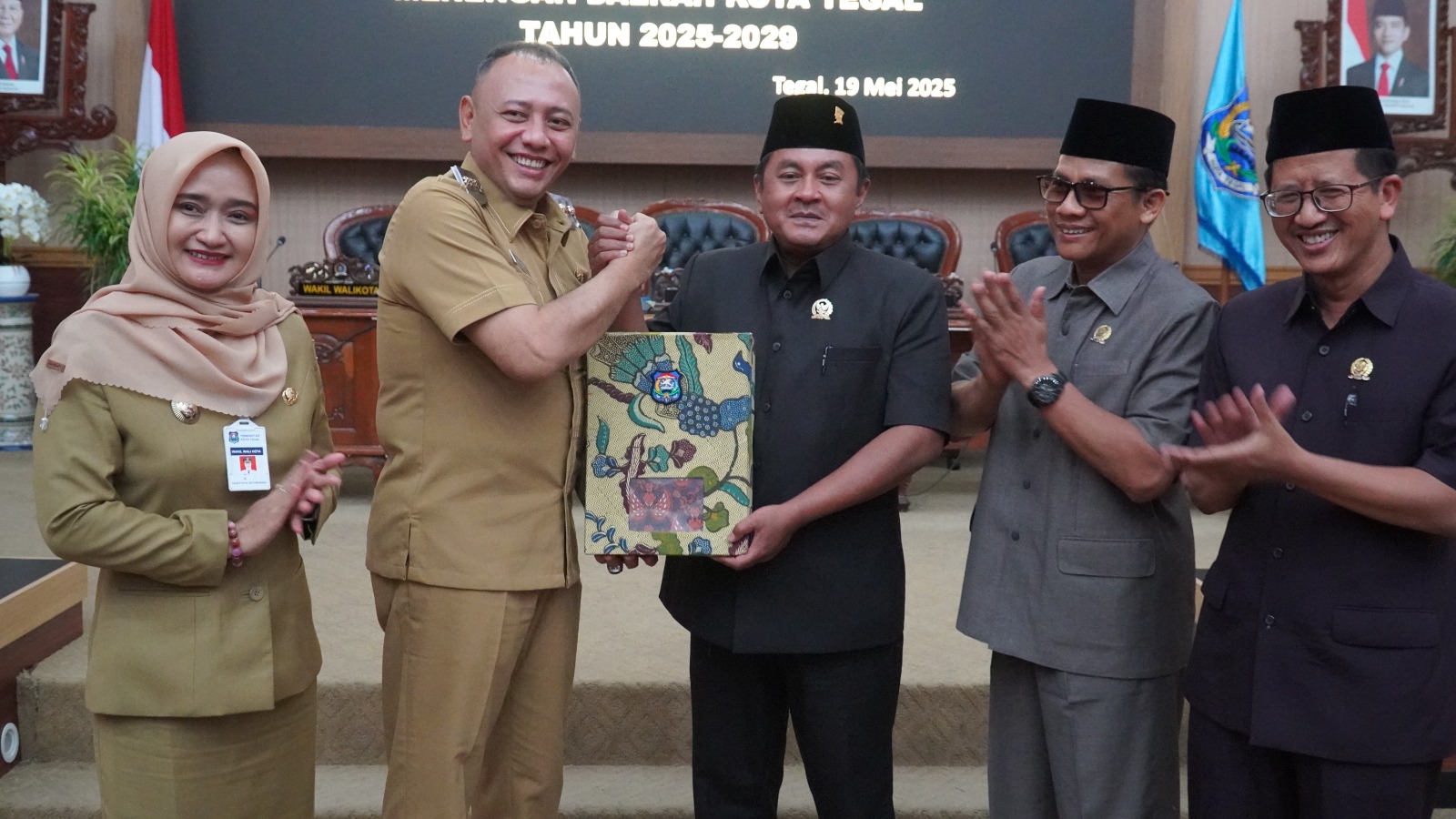 Wali Kota Tegal, Serahkan Dokumen Rancangan Perda RPJMD Kota Tegal 2025-2029