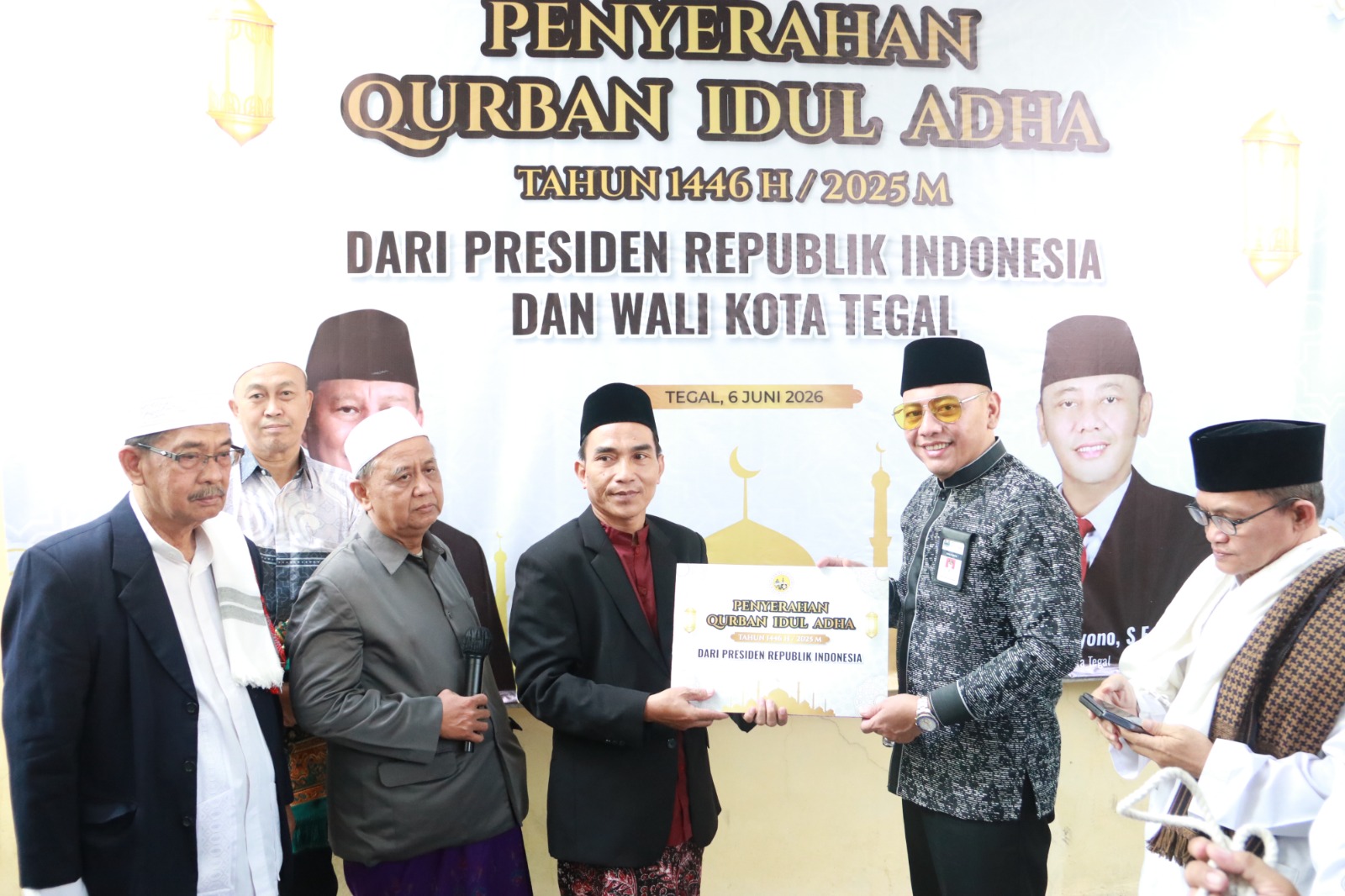 Wali Kota Sholat Ied dan Serahkan Hewan Qurban di Masjid Agung Tegal