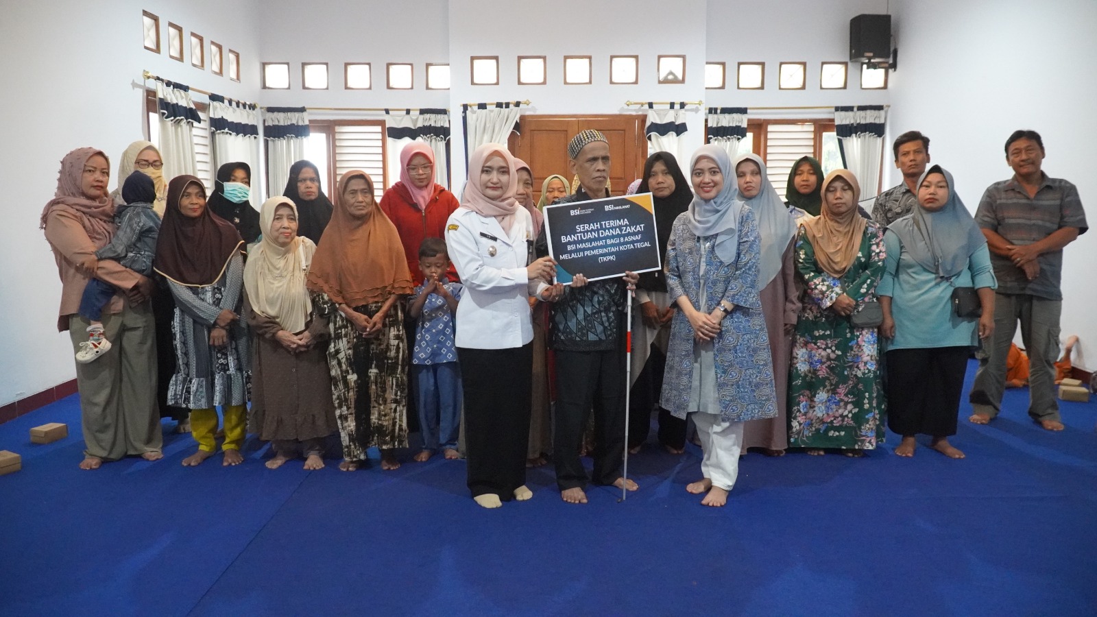 Penyerahan Bantuan Sosial BSI, Bukti Nyata Komitmen Pemkot Tegal untuk Masyarakat Rentan