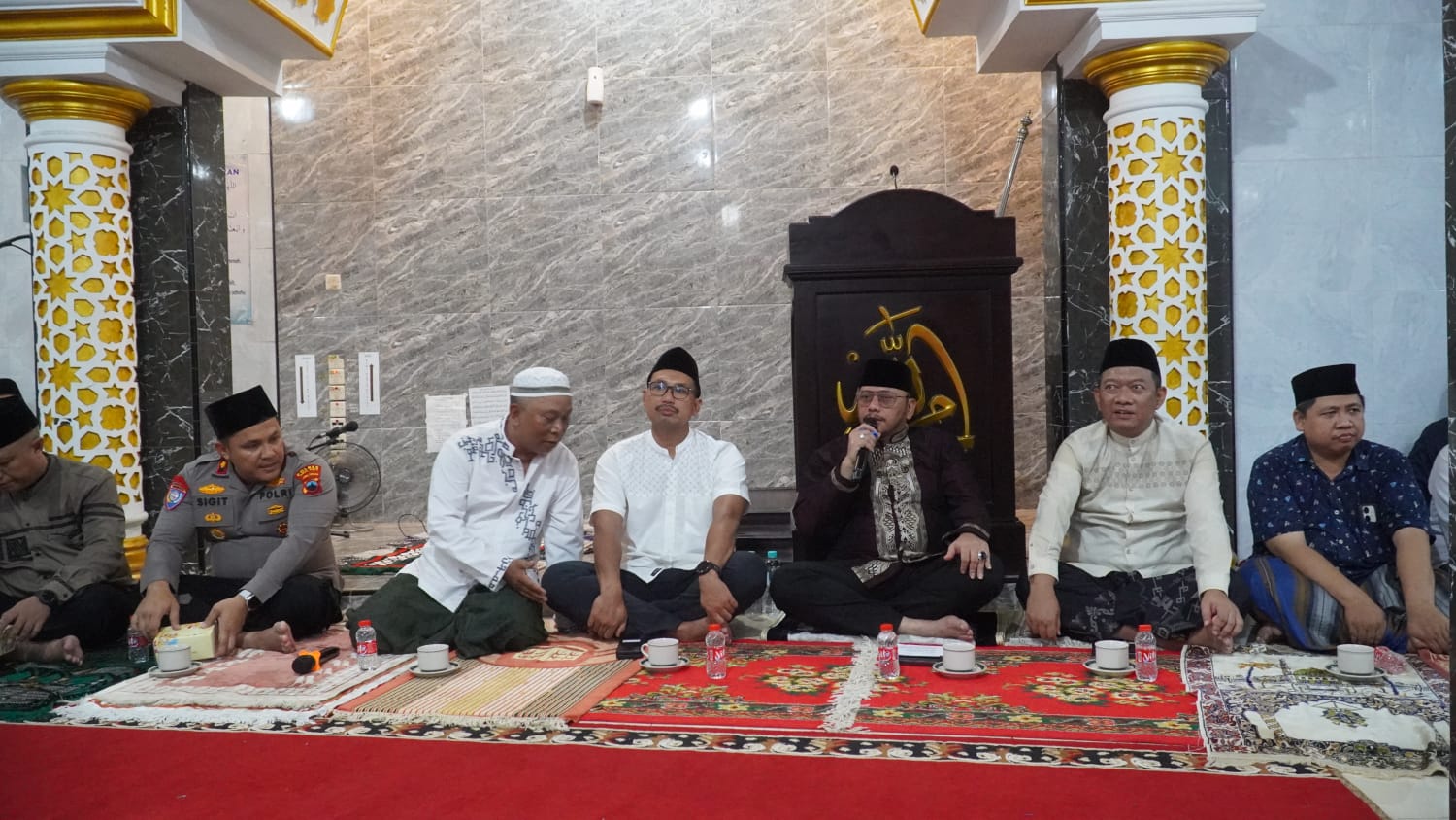 Wali Kota Tegal Sapa Warga Usai Salat Tarawih di Masjid Nurul Hidayah Debong Kulon