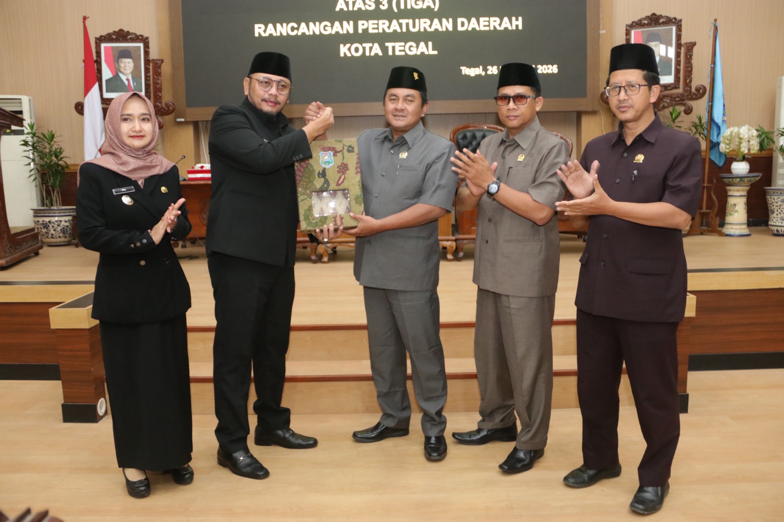 Dedy Yon Jelaskan Tiga Raperda Prioritas di Paripurna DPRD