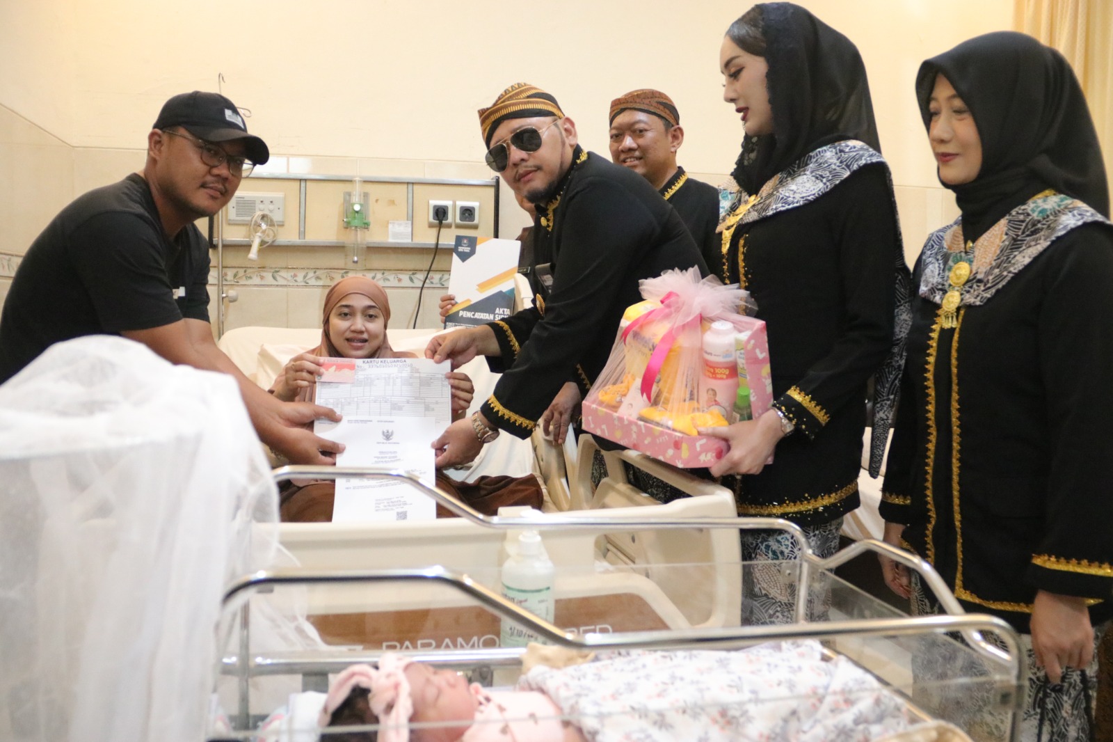 Peringati HUT ke-446 Kota Tegal, Dedy Yon Serahkan Dokumen Kependudukan Anak