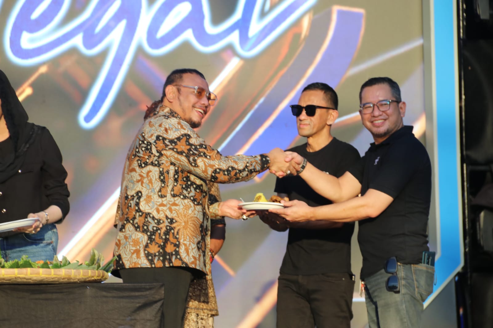 Dedy Yon Potong Tumpeng dalam Road to Kilau Raya, Target 30 Ribu Penonton