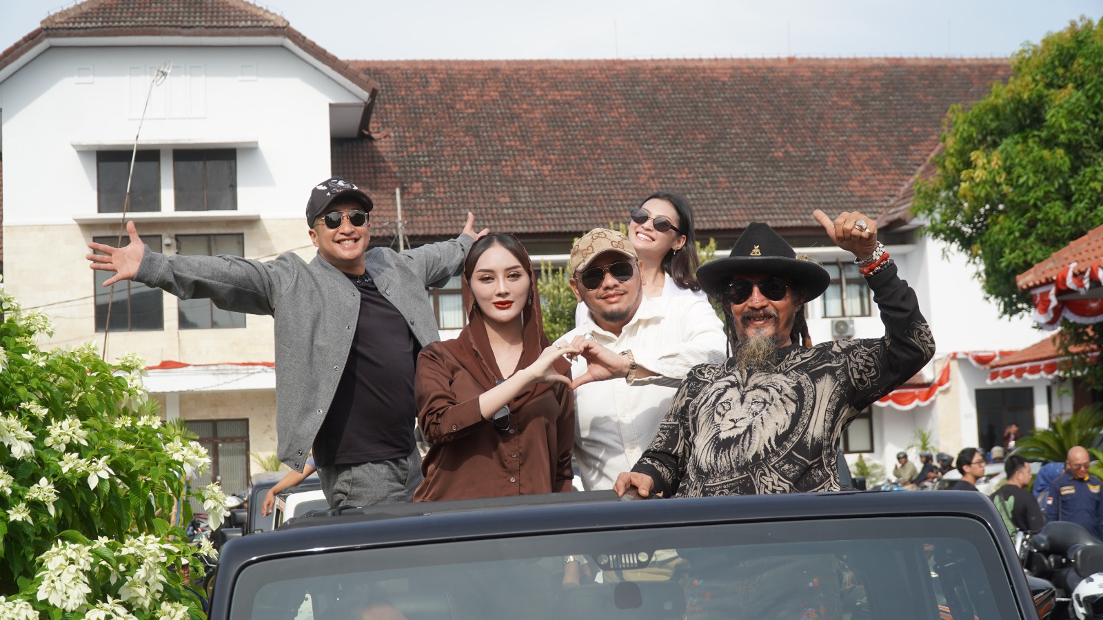 Meriah, Pawai Artis Sambut MNCTV Road to Kilau Raya Kota Tegal