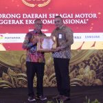 Dedy Yon Terima Penghargaan Disway Top Regional Leader Awards 2026 Kategori Penggerak UMKM dan Ekonomi Kreatif