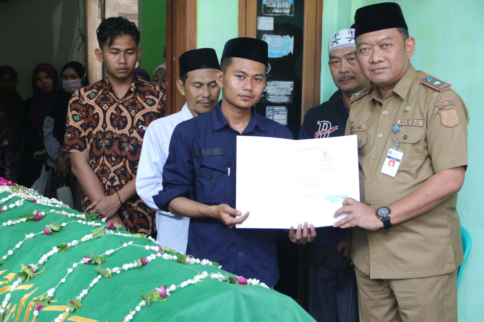 Sekda Lepas Jenazah Alm. Sulistyo Rahayu, ASN Disnakerin