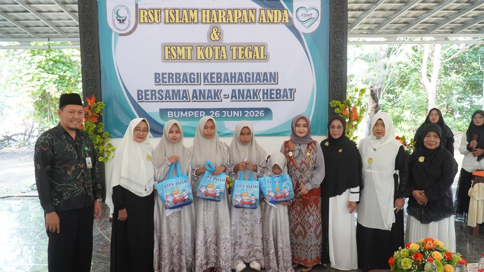 Berbagi Kebahagiaan Bersama Anak Yatim, Mba Iin Apresiasi RSU Islam Harapan Anda dan FSMT Kota Tegal