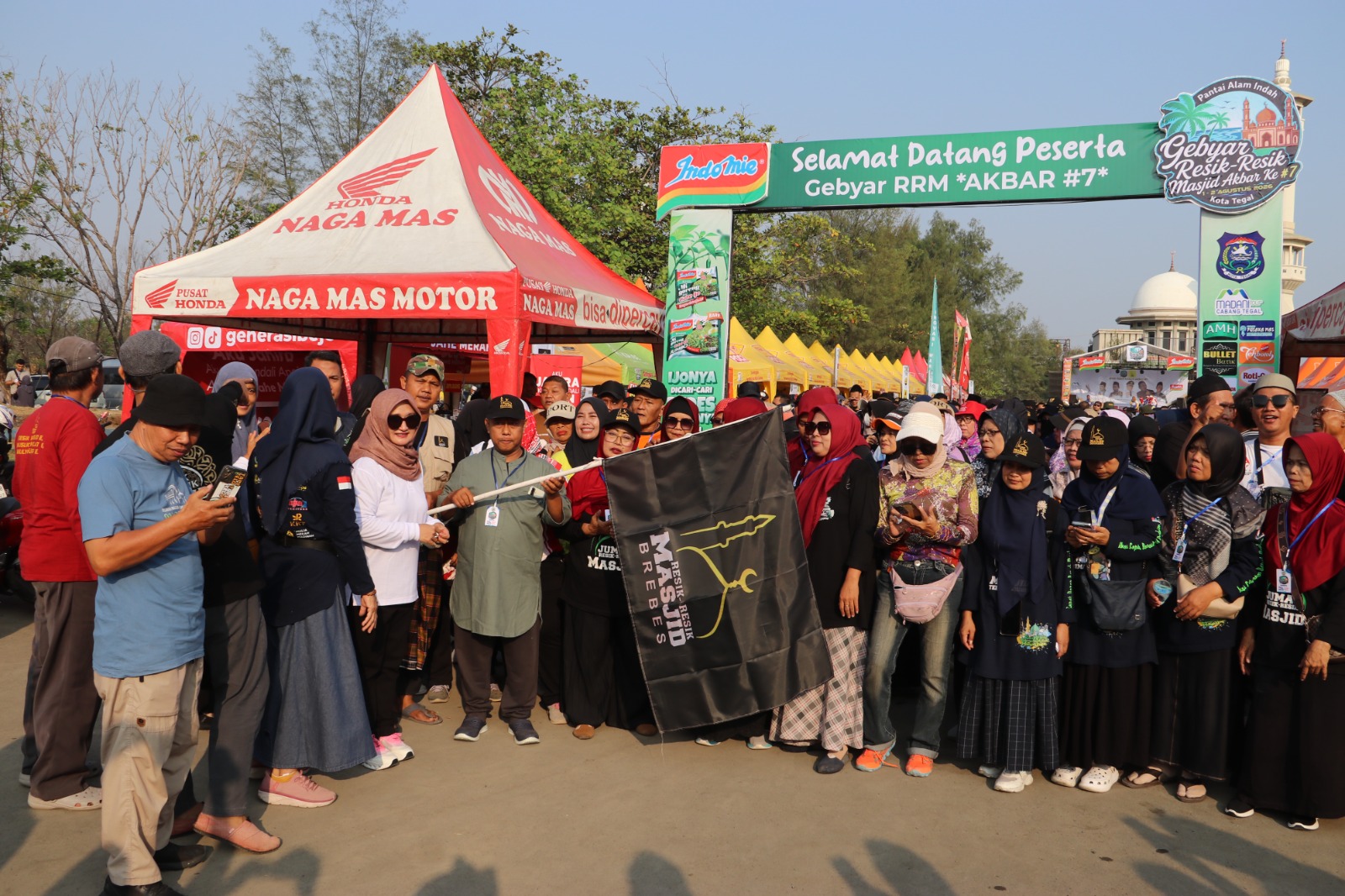 Resik-Resik Masjid Akbar Ke-7 Ajak Masyarakat Peduli Rumah Ibadah