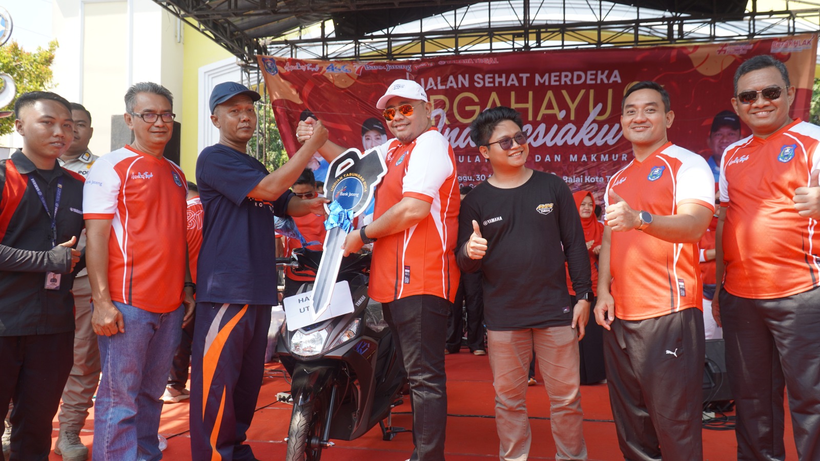 Bahtiar Yusuf Raih Hadiah Utama Sepeda Motor di Jalan Sehat HUT ke-81 RI Kota Tegal