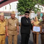 Enam OPD Selaku Orang Tua Asuh Terima Penghargaan Lomba Lontrong Asri dan Penurunan Volume Sampah