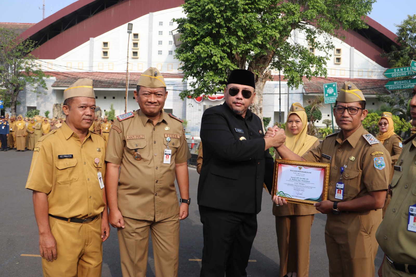 Enam OPD Selaku Orang Tua Asuh Terima Penghargaan Lomba Lontrong Asri dan Penurunan Volume Sampah