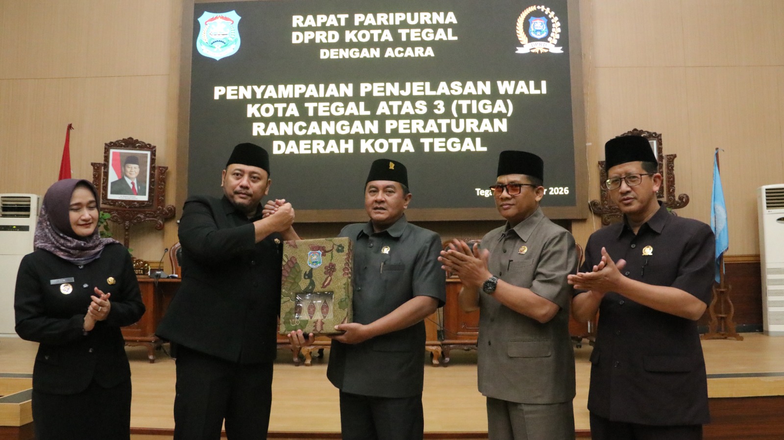 Dedy Yon Sampaikan Penjelasan atas Tiga Raperda Strategis Kota Tegal dalam Rapat Paripurna DPRD